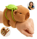 Pulseira Capivara De Pelúcia Com Mochilinha