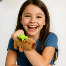 Pulseira Capivara De Pelúcia Com Mochilinha