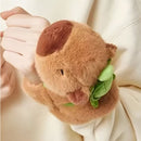 Pulseira Capivara De Pelúcia Com Mochilinha