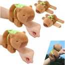 Pulseira Capivara De Pelúcia Com Mochilinha