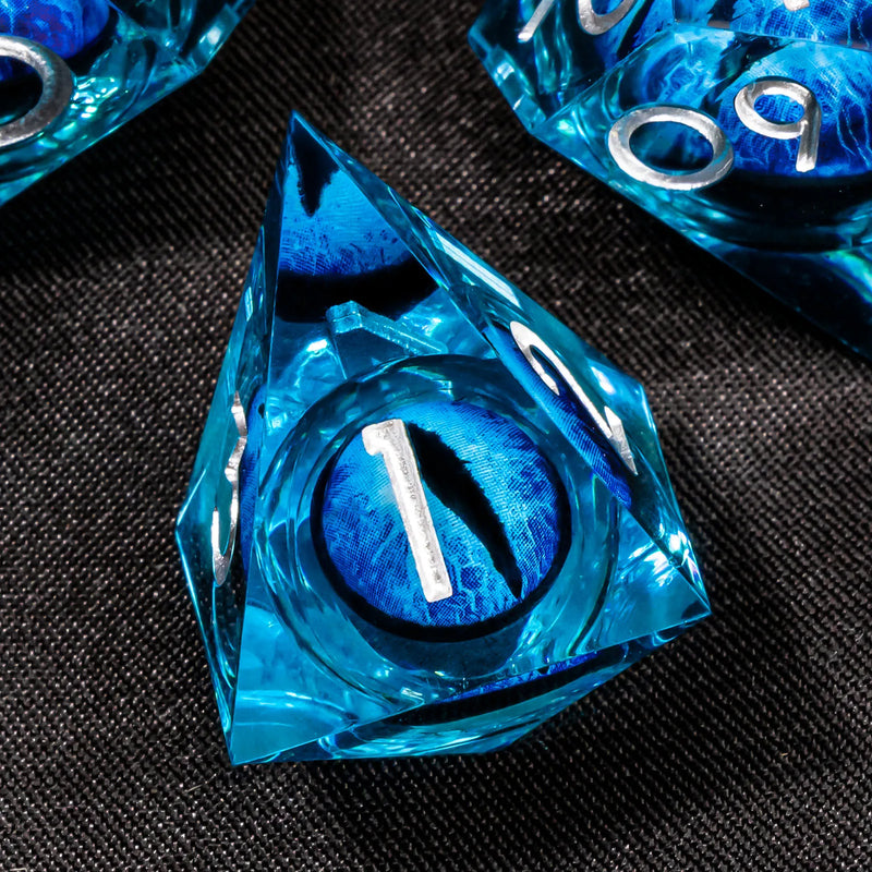 Dados de RPG transparentes com núcleo líquido