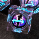 Dados de RPG transparentes com núcleo líquido