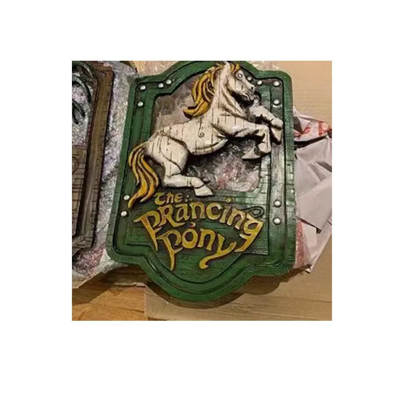 Placa Decorativa “Pônei Saltitante” – Estilo Senhor dos Anéis