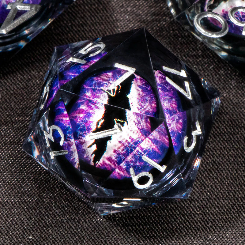 Dados de RPG transparentes com núcleo líquido