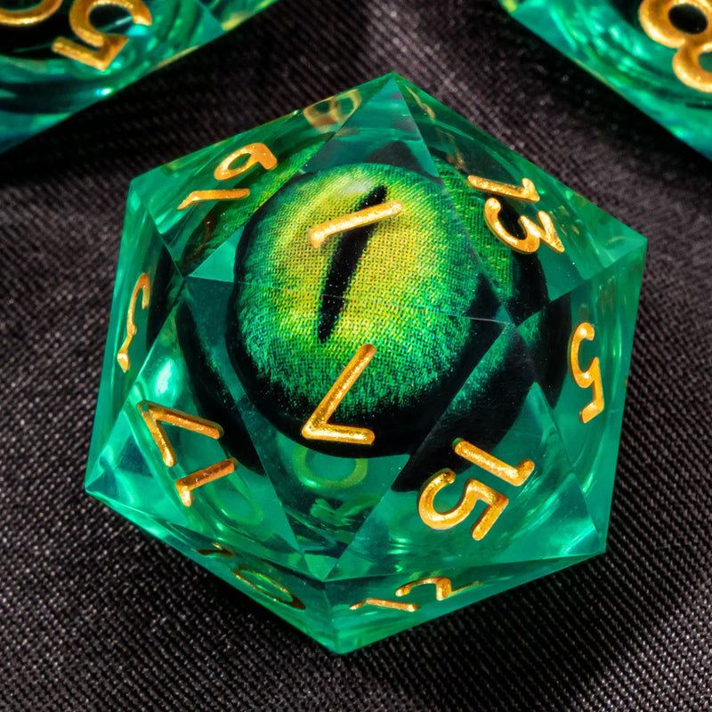 Dados de RPG transparentes com núcleo líquido