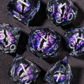 Dados de RPG transparentes com núcleo líquido