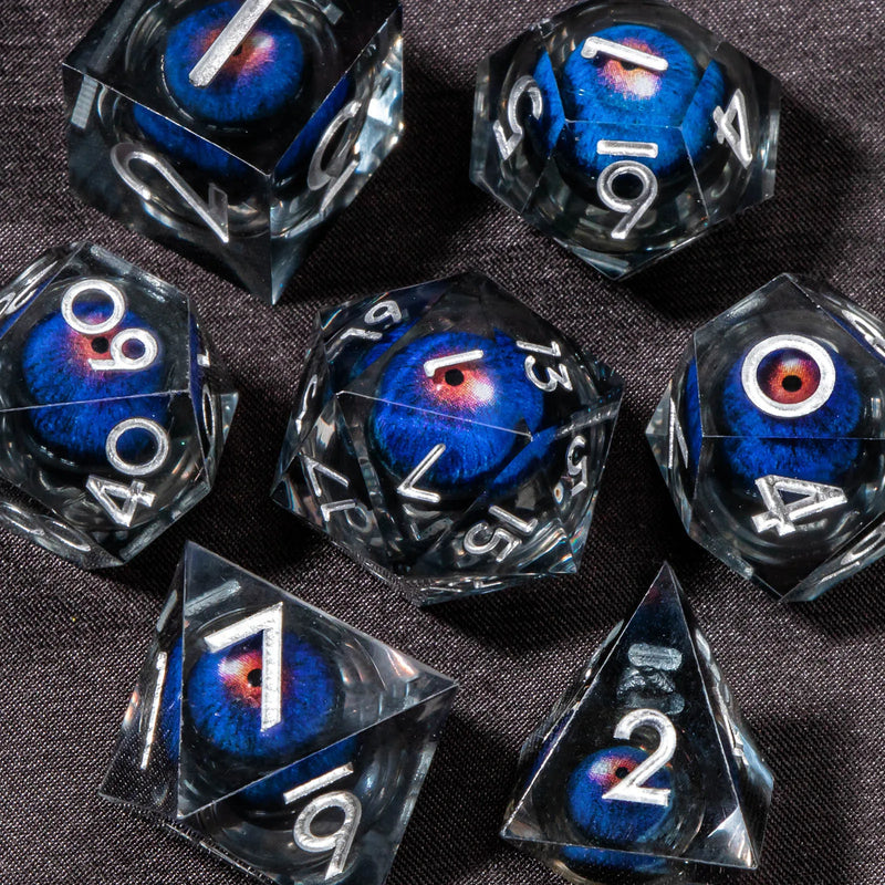 Dados de RPG transparentes com núcleo líquido