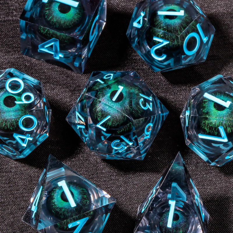Dados de RPG transparentes com núcleo líquido