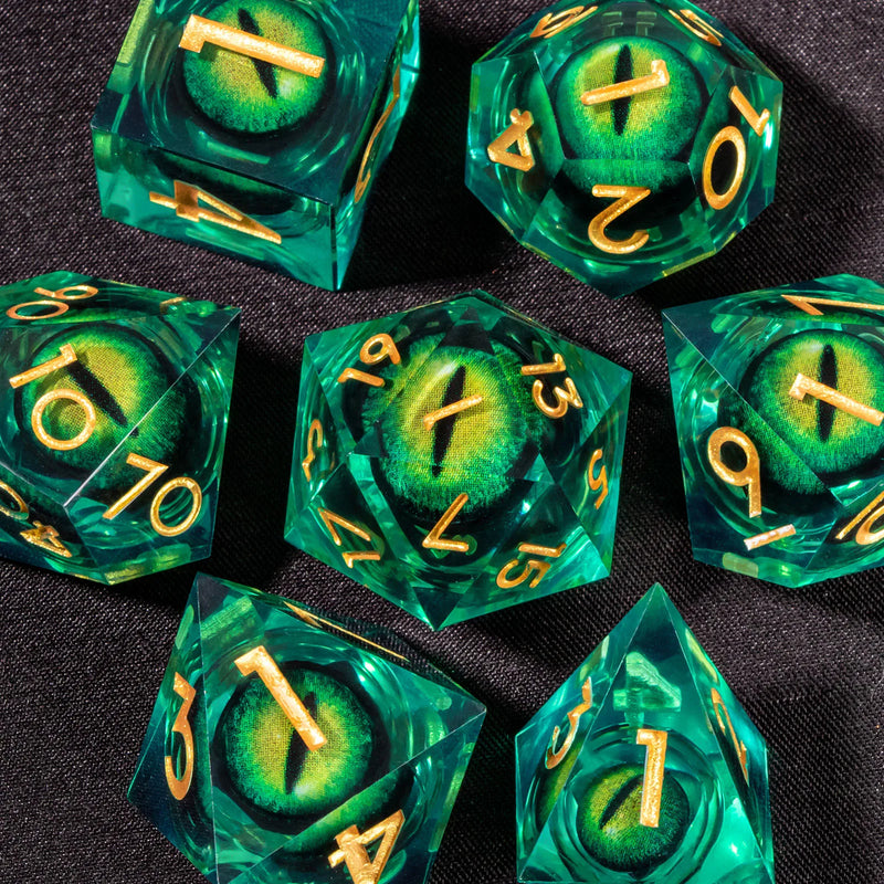 Dados de RPG transparentes com núcleo líquido