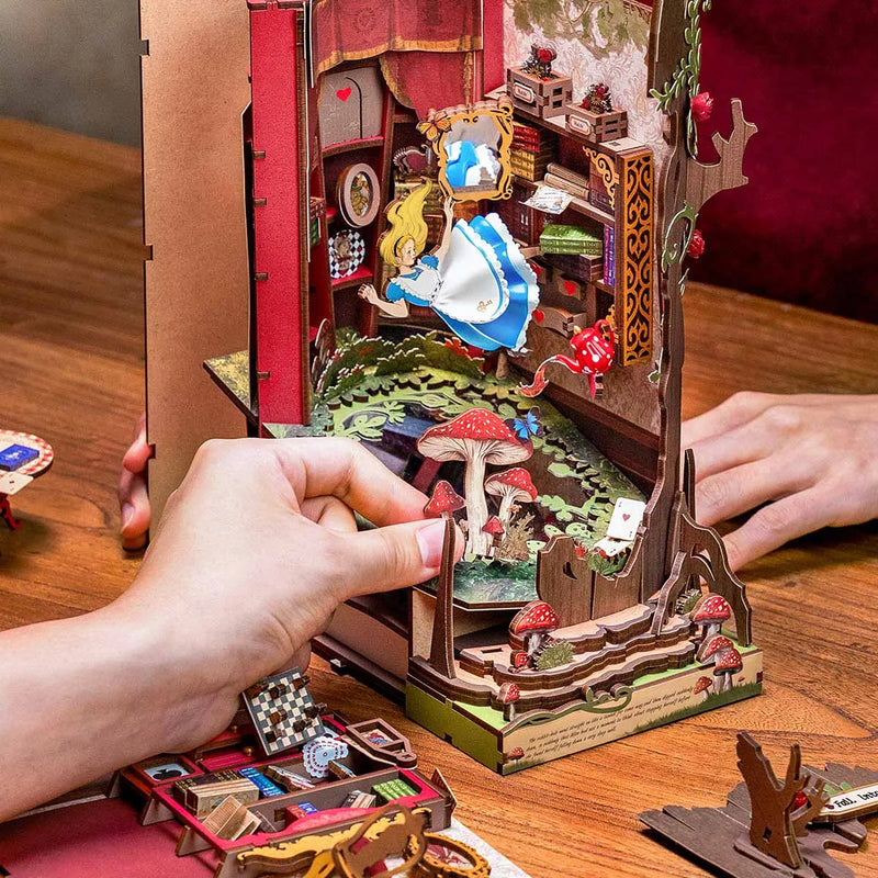 Kit de montagem Alice no País das Maravilhas Book Nook  | Aparador