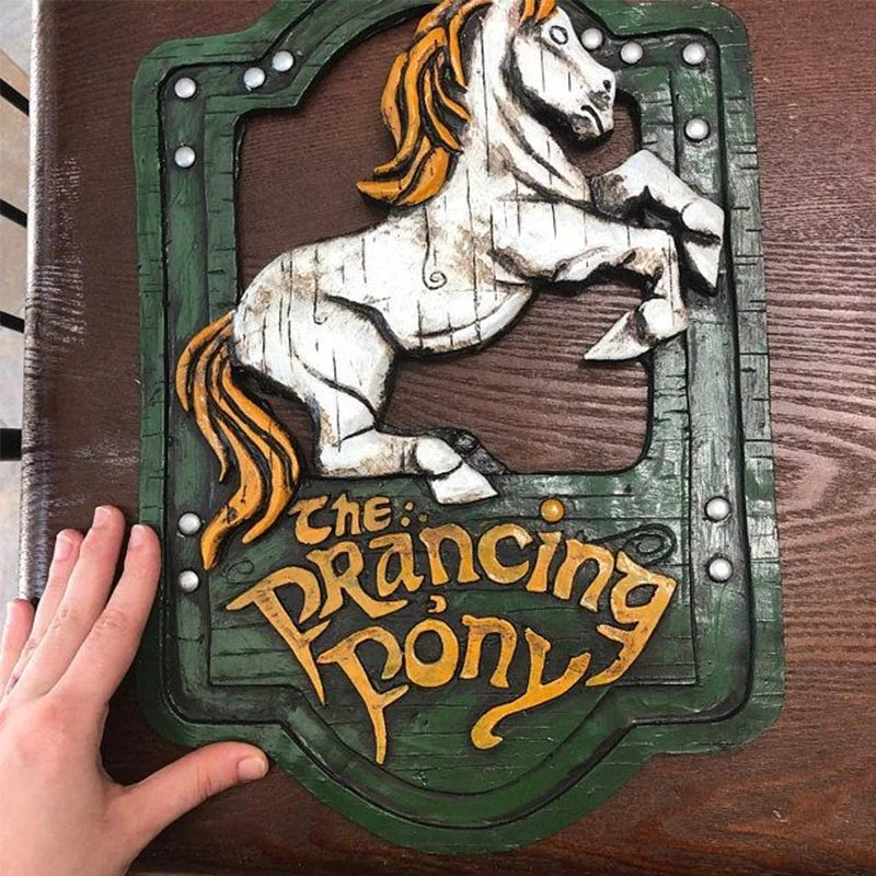 Placa Decorativa “Pônei Saltitante” – Estilo Senhor dos Anéis