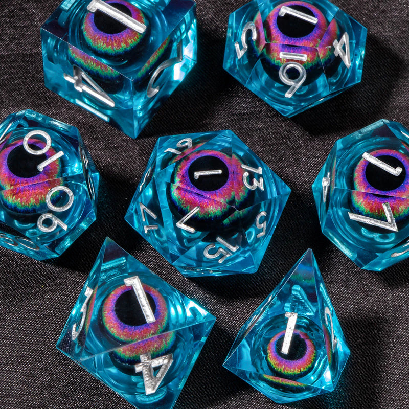Dados de RPG transparentes com núcleo líquido