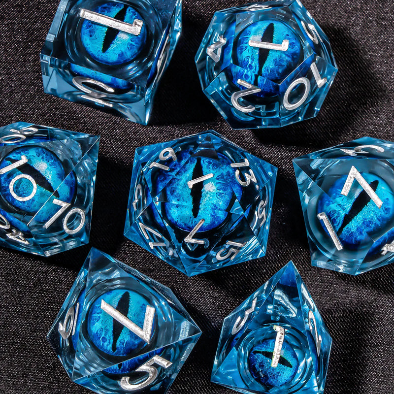 Dados de RPG transparentes com núcleo líquido