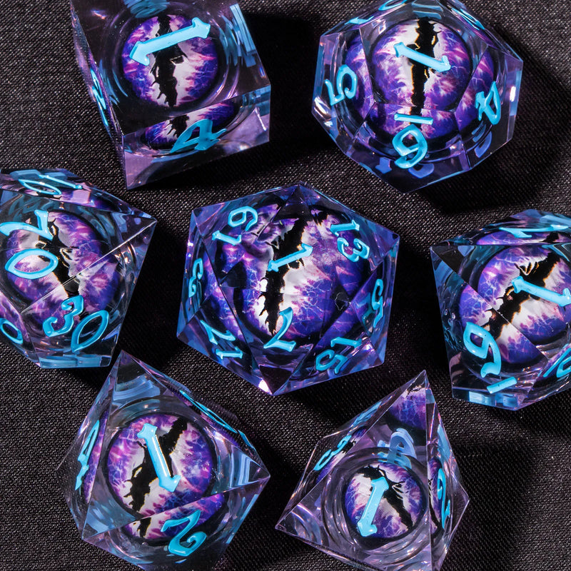 Dados de RPG transparentes com núcleo líquido