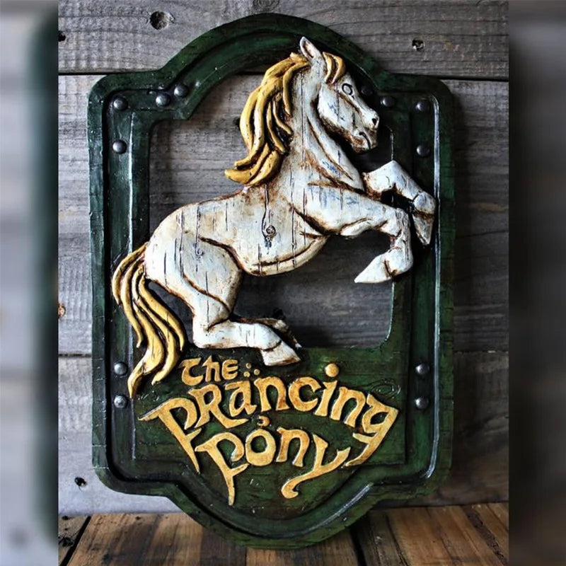 Placa Decorativa “Pônei Saltitante” – Estilo Senhor dos Anéis