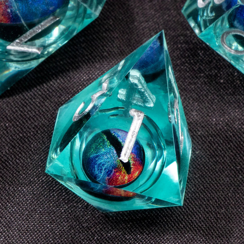 Dados de RPG transparentes com núcleo líquido