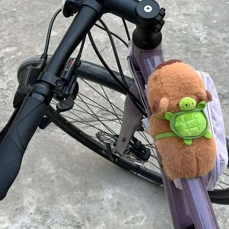 Pulseira Capivara De Pelúcia Com Mochilinha